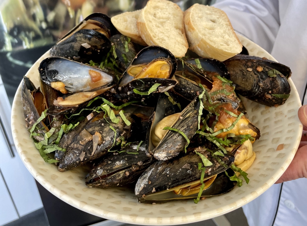 Tomato Basil and Red Wine Mussels￼ - Canada's Food Island